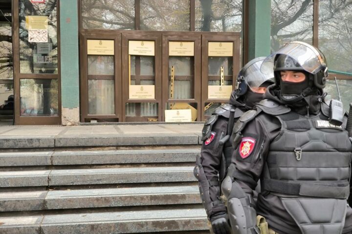 Policija ispred Osnovnog Suda u Novom Sadu