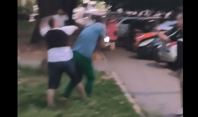 Snimak napada na novinara