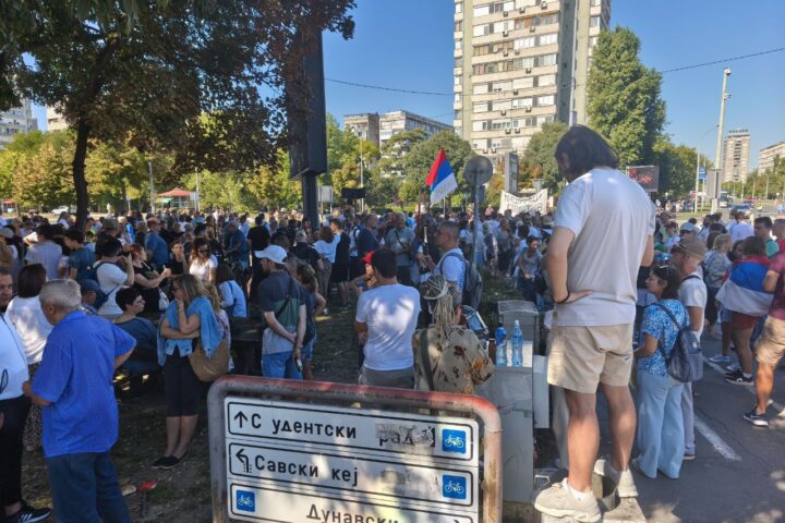 Skup građana i studenata pred početak Vojne parade u Beogradu