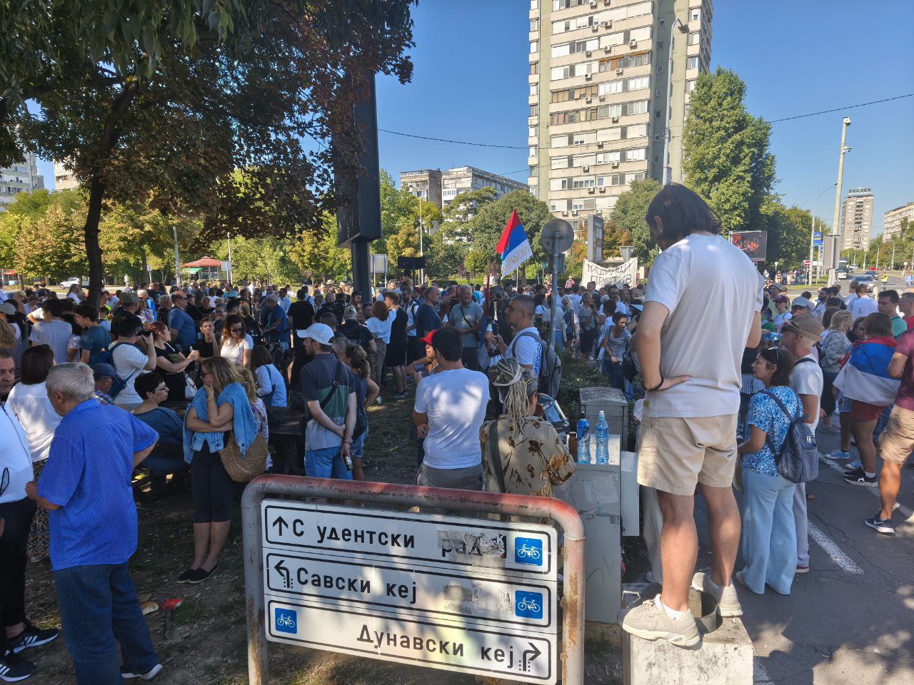 Skup građana i studenata pred početak Vojne parade u Beogradu