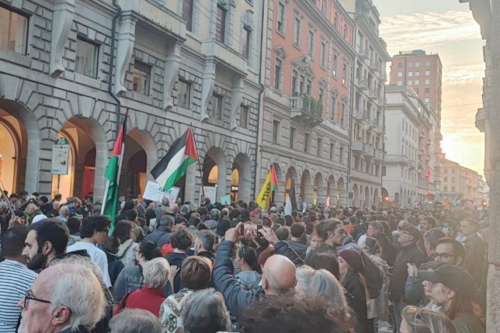 Protest u Novom Sadu, građani nose palestinske zastave