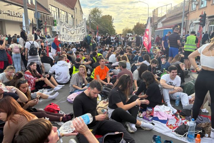Foto: Studenti se odmaraju posle pešačenja