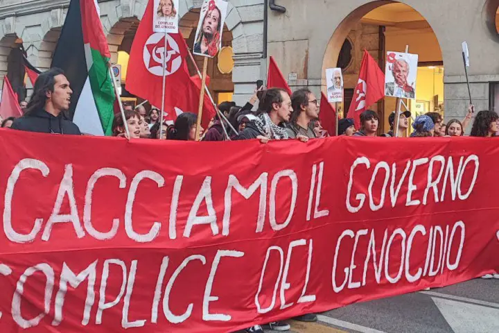 Foto: protest u Padovi, građani nose transparente