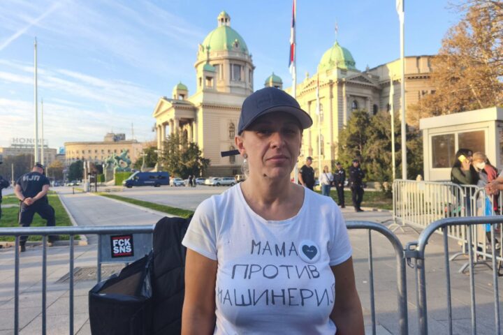 Dijana Hrka ispred Skupštine štrajkuje glađu