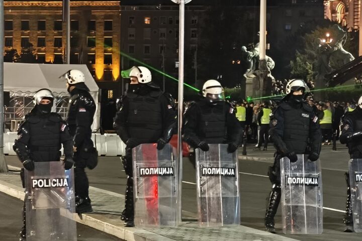 Policijski kordon ispred Narodne skupštine