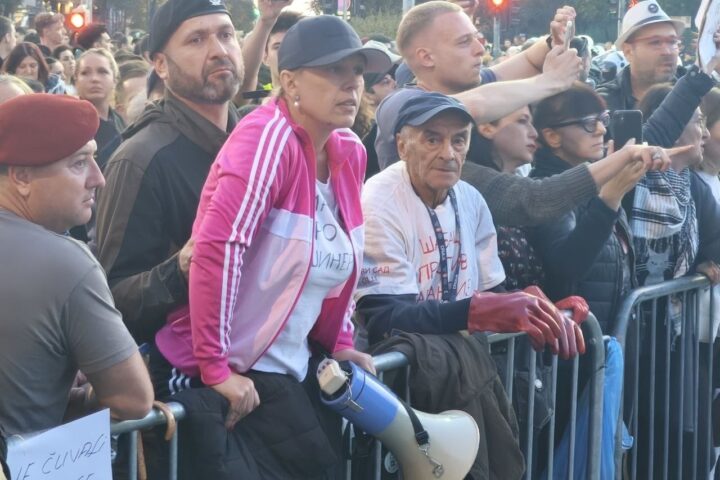 Foto: Dijana Hrka na ogradi ispred Predsedništva Srbije