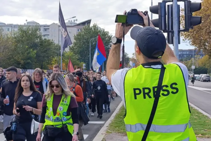 novinar na protestu