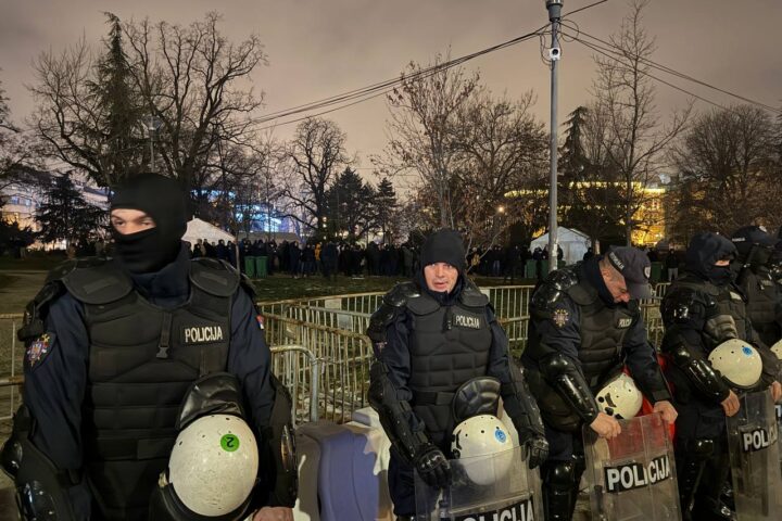 Ispred Narodne skupštine nakon izbacivanja studenata sa Filozofskog fakulteta u Novom Sadu
