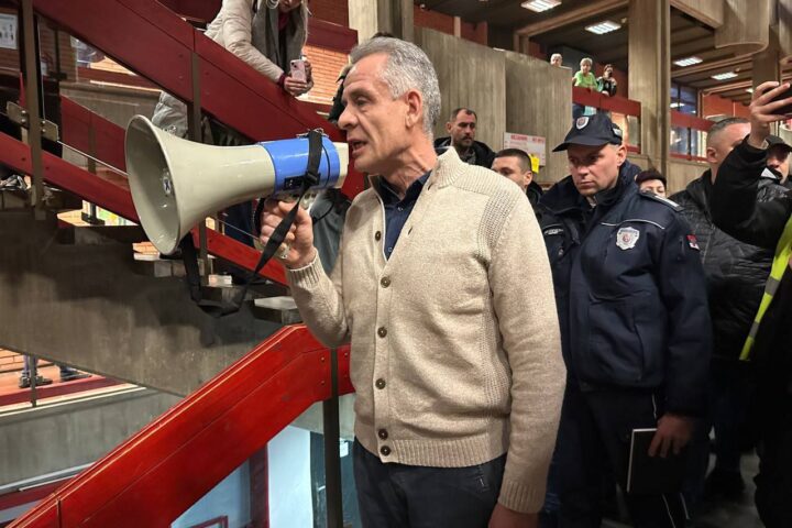 Milivoj Alanović sa policijom na Filozofskom fakultetu; Foto Mašina.