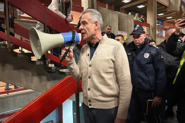 Milivoj Alanović sa policijom na Filozofskom fakultetu; Foto Mašina.