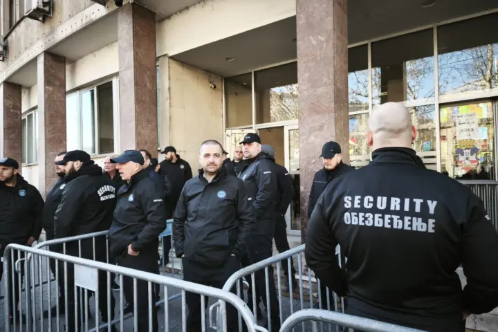Obezbeđenje ispred Skupštine grada Beograda