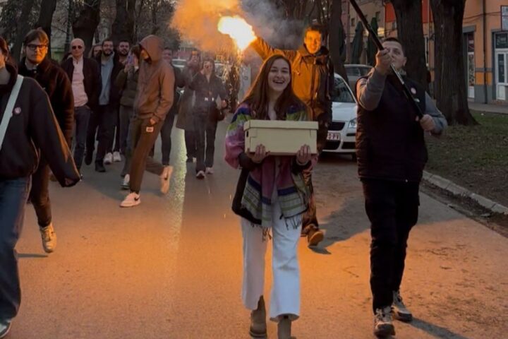 Predaja potpisa podrške listi Mladi Kula; Foto: Mladi Kula.