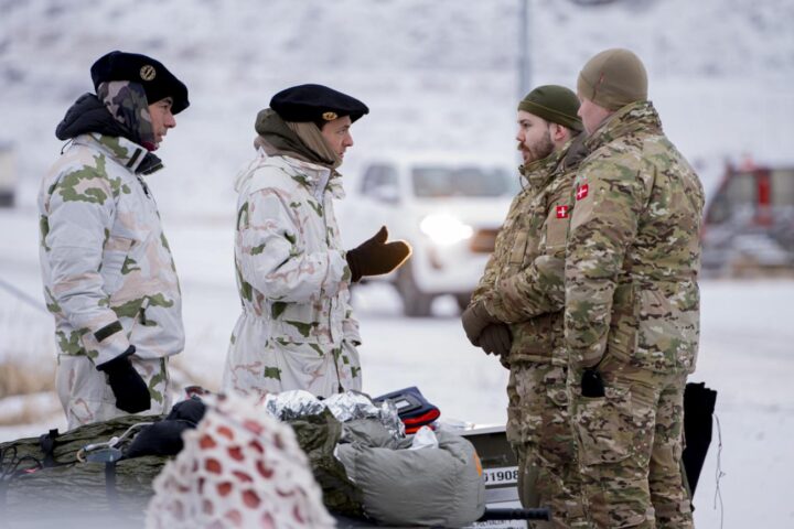 Francuski i danski vojnici na Grenlandu