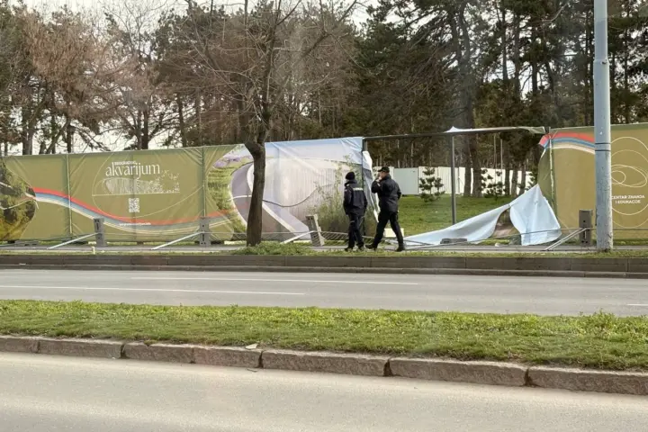 Ograda oko parka Ušće, 19. februar; Foto: Mašina.