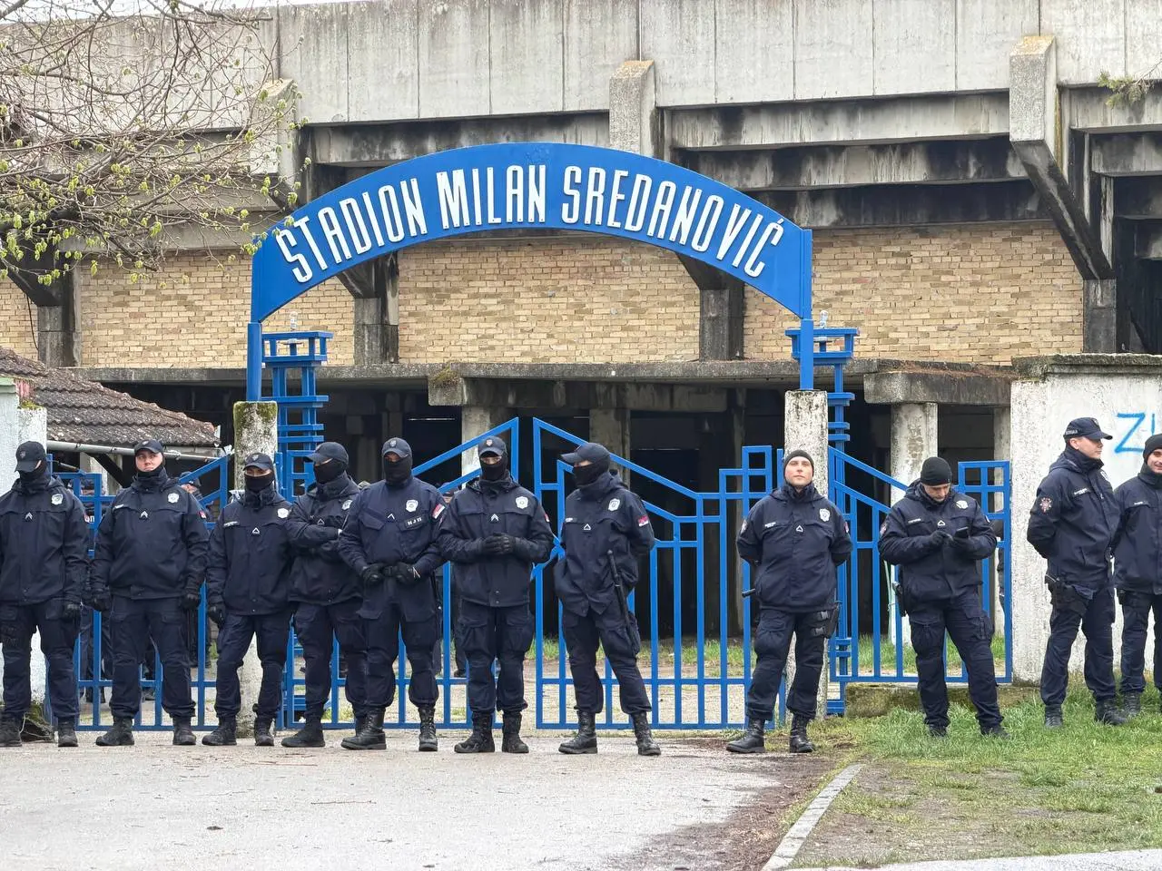 Kordnom policije ispred kapije stadiona u Kuli
