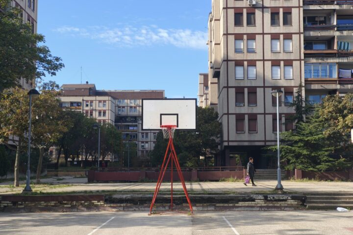 Košarkaški teren u beogradskim blokovima