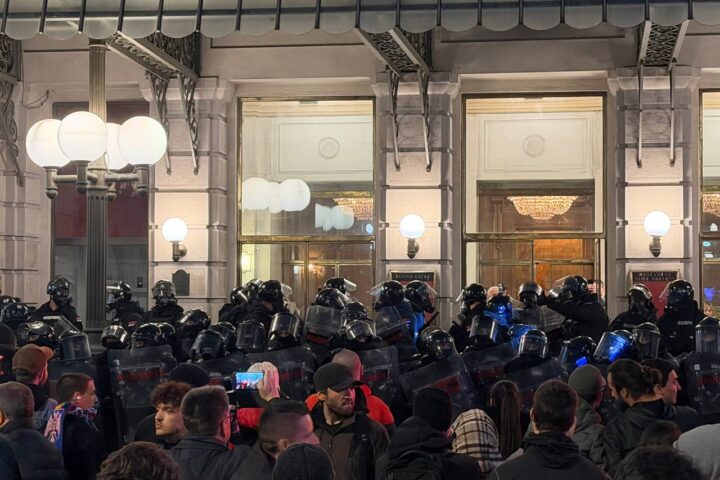 Kordon policije irepd Narodnog pozorišta