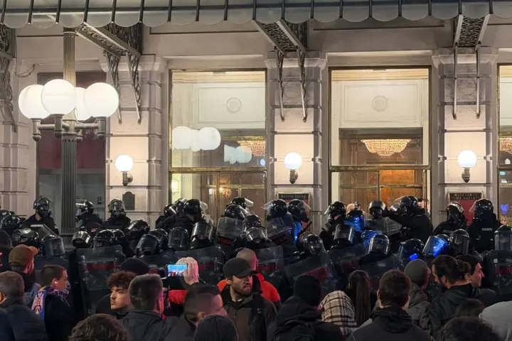 Kordon policije irepd Narodnog pozorišta