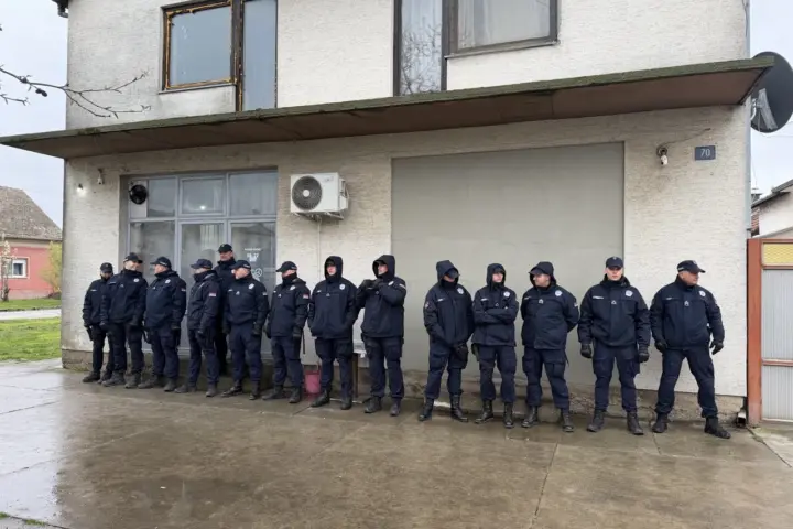 Policija štiti prilaz kafani u Crvenki
