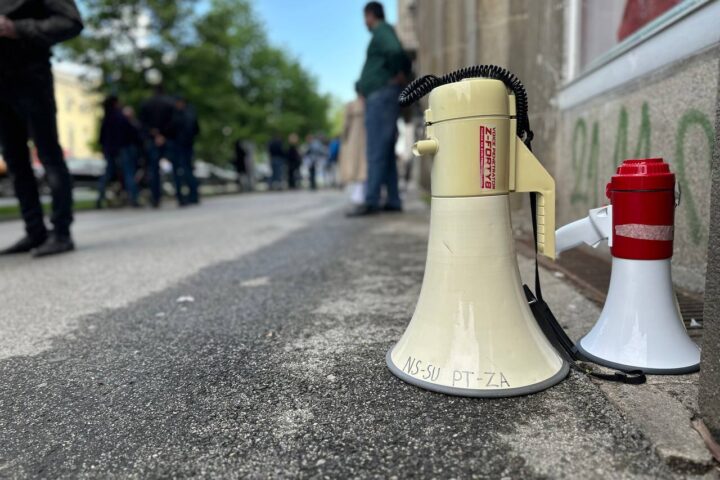Protest ispred Akademije umetnosti u Novom Sadu