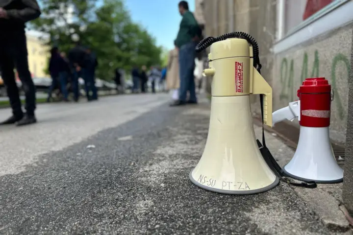 Protest ispred Akademije umetnosti u Novom Sadu