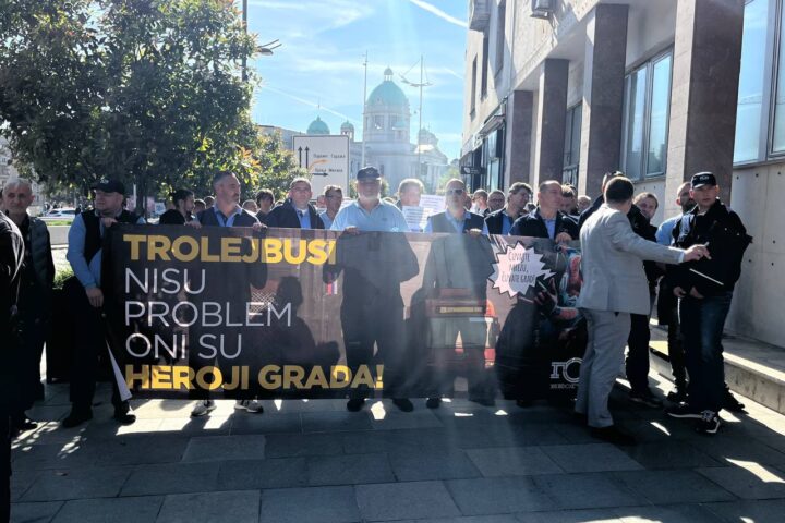 Trolejbusi nisu problem, protest ispred Skupštine grada