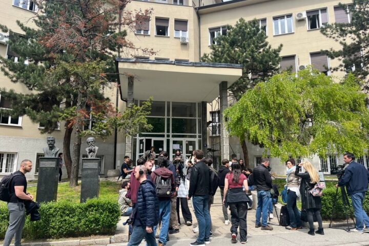 Građani i studenti ispred Medicinskog fakulteta u Beogradu