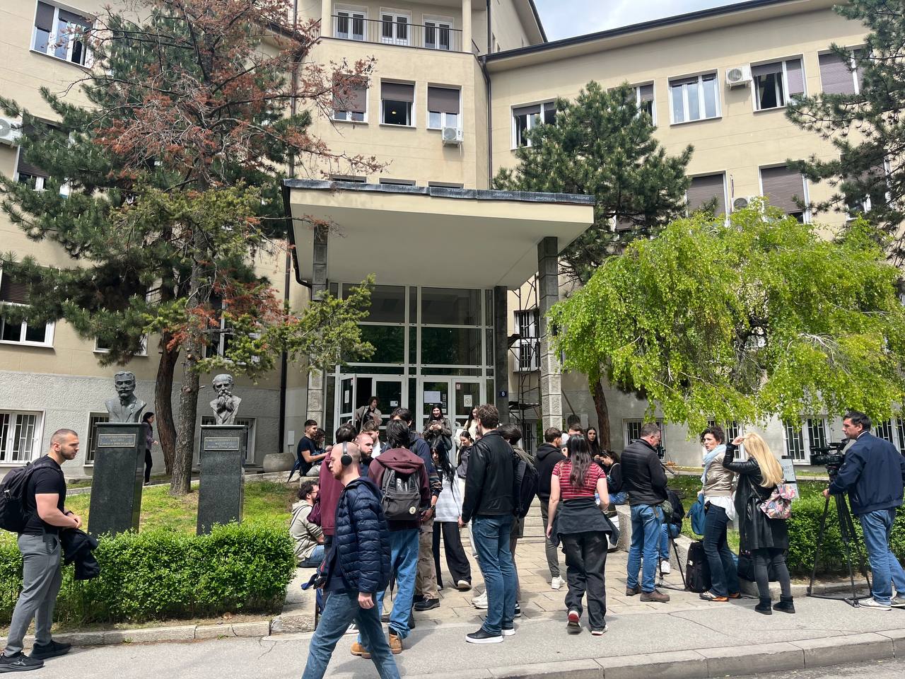 Građani i studenti ispred Medicinskog fakulteta u Beogradu
