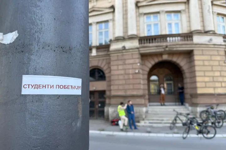 Nalepnica "Studenti pobeđuju"