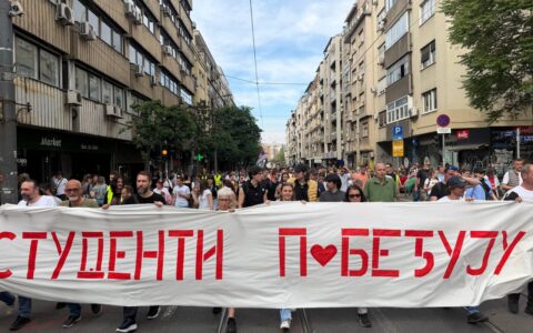 Studenti pobešuju transparent