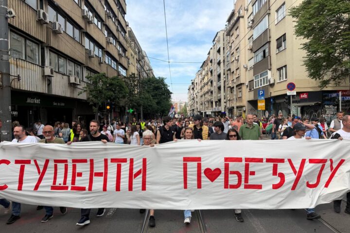 Studenti pobešuju transparent