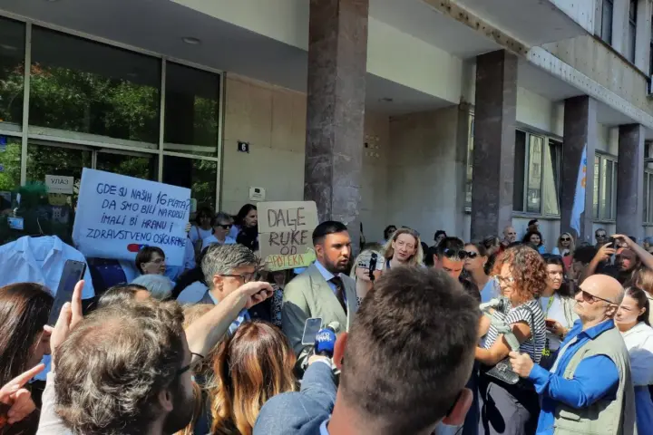 Obraćanje odbornika ispred gradske skupštine