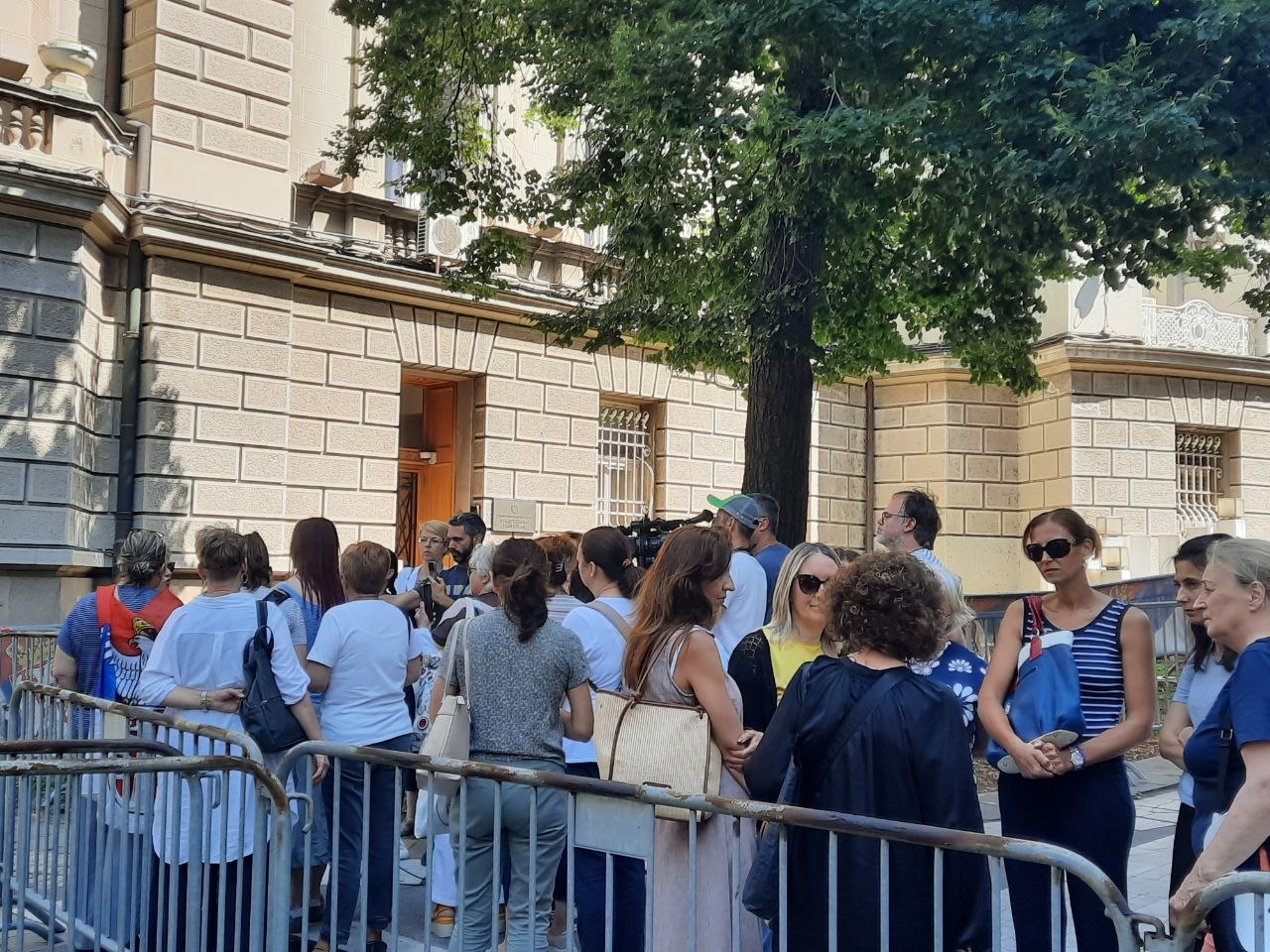 radnice ispred predsedništva