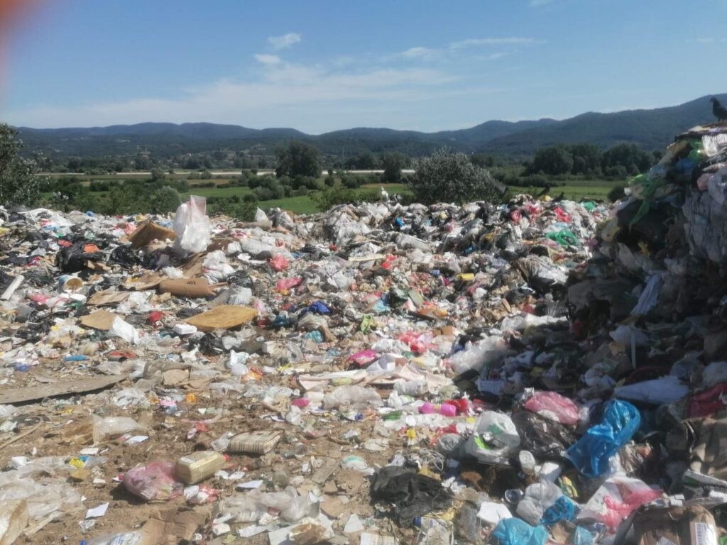 Serijal „Politika odozdo”: Građani u Kraljevu izborili više novca iz budžeta za sprečavanje požara na deponiji, sada kontrolišu da li se posao obavlja