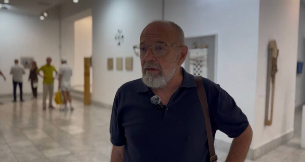 „Moraš svoj dar upotrebiti i baviti se onim što je oko tebe“: Otvorena izložba „Crno-beli svet“ Radeta Markovića 